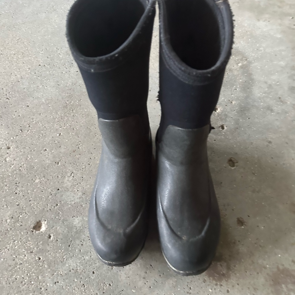Kids thermal muck boots size 4